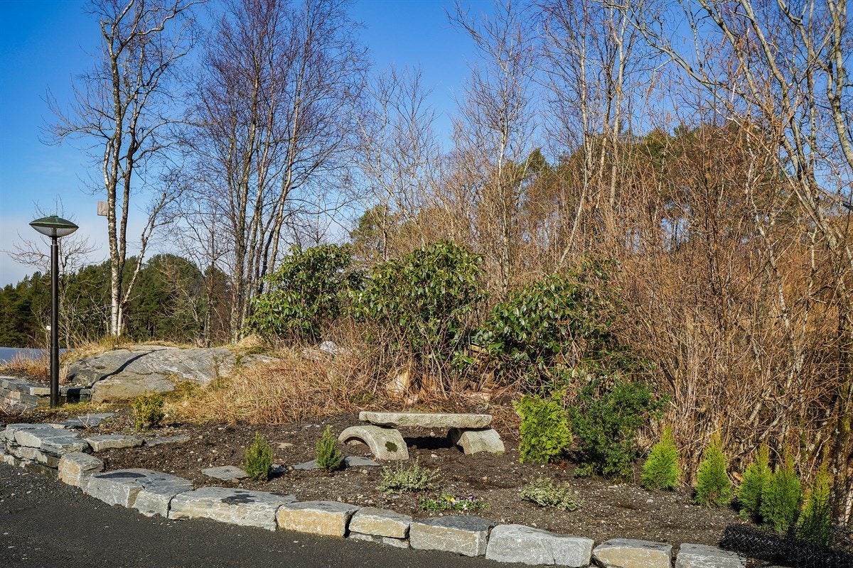 Uteområdene rundt boligen er opparbeidet med tanke på at det skal være lettstelt. Galleribilde