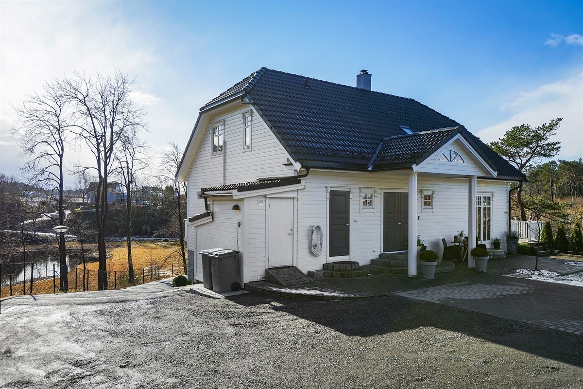 Enkel adkomst og god plass til garasje om man ønsker det. Galleribilde