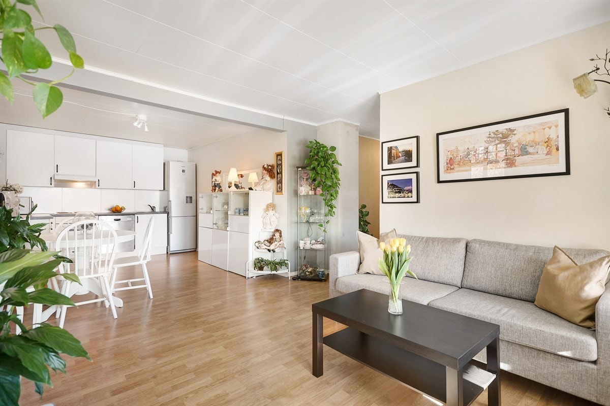 Åpen kjøkken/stue løsning i underetasjen. Galleribilde