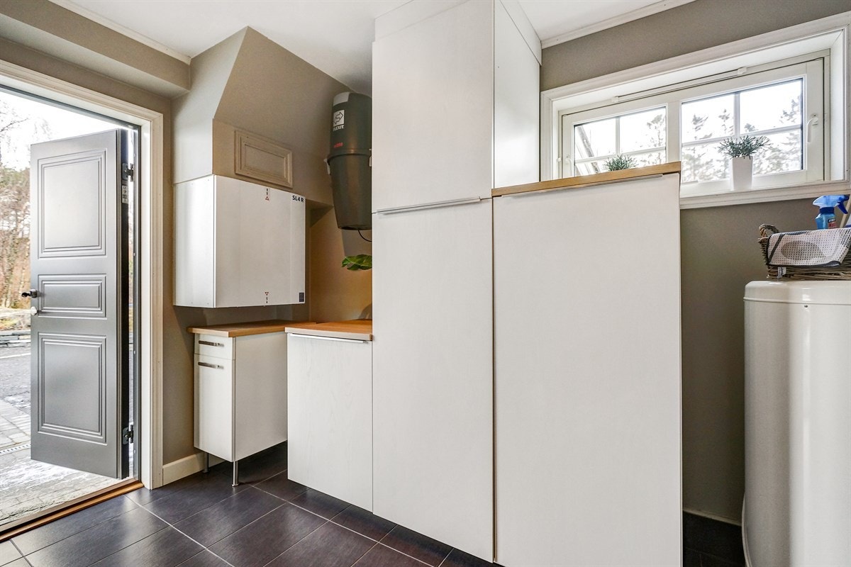 Vaskerom med utgang til hage. Galleribilde