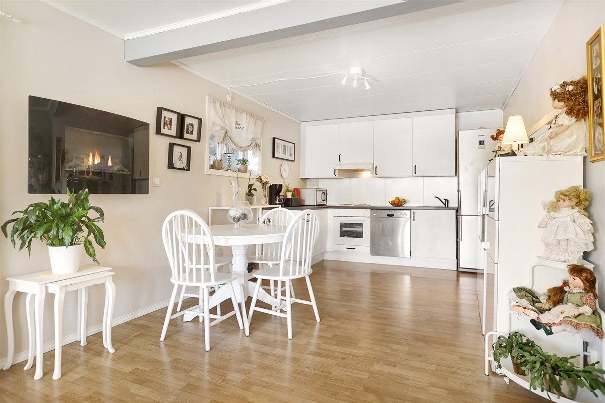 Kjøkken med spiseplass i underetasjen. Galleribilde