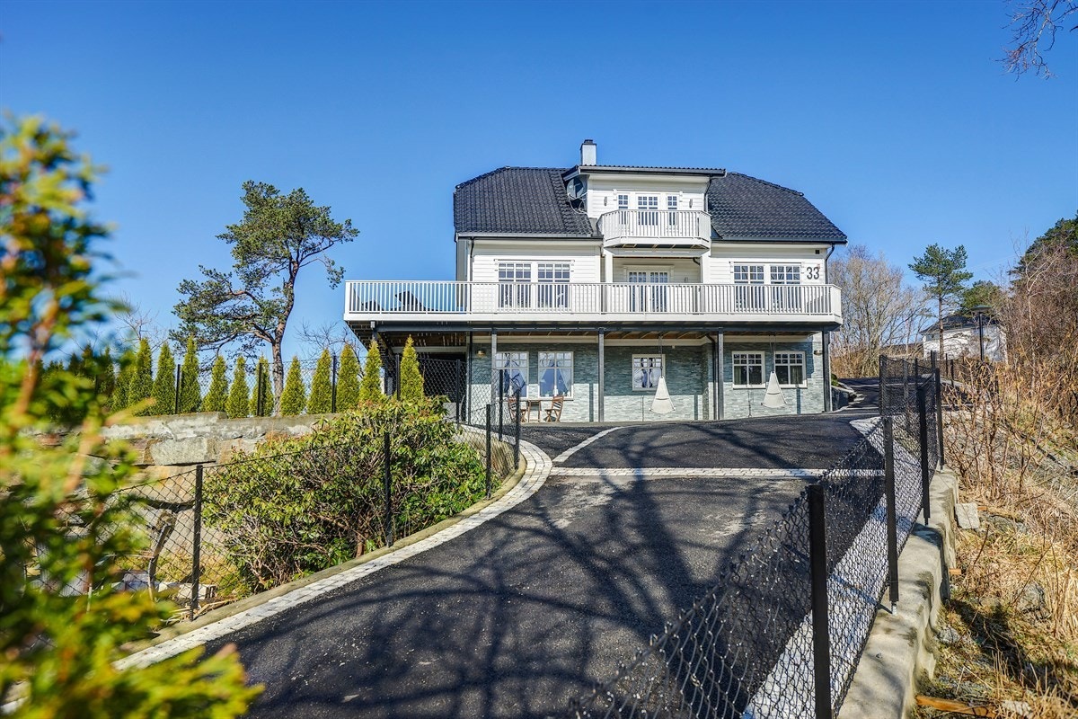 Veien opp til huset er asfaltert og har brosteins detaljer som gir et flott helhetsinntrykk. Galleribilde