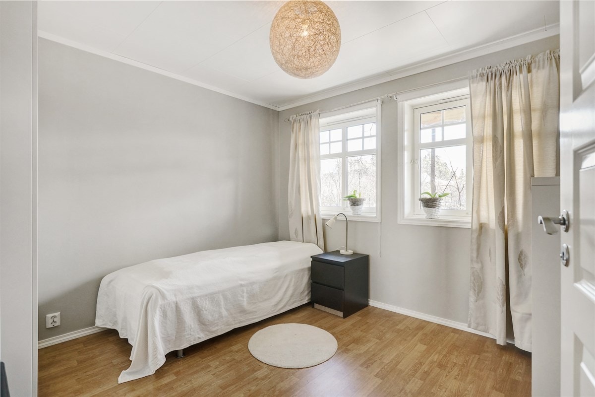 Ett av to soverom i underetasjen. Galleribilde