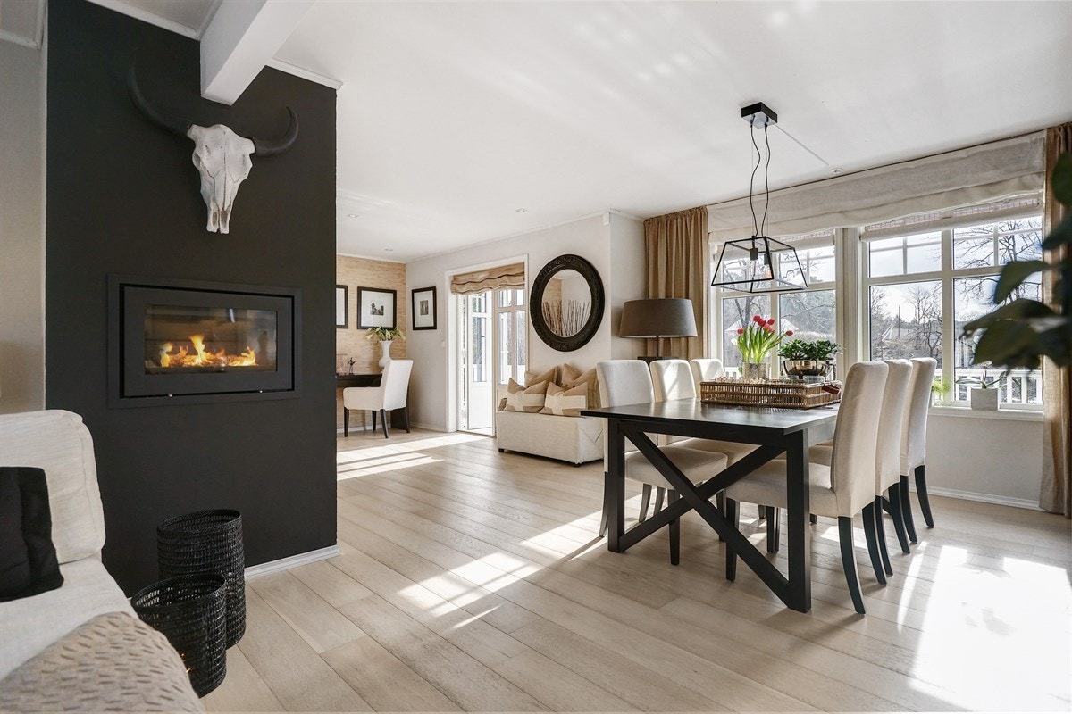 Den moderne peisen er stemningsfull enten man sitter i sofaen eller ved spisebordet. Galleribilde