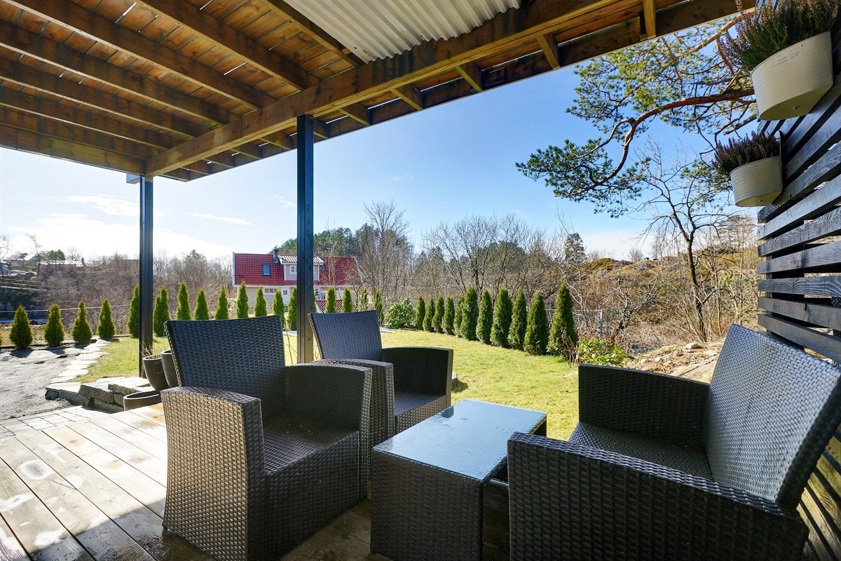 Takoverbygd uteplass på nedsiden av boligen ved underetasjen. Galleribilde