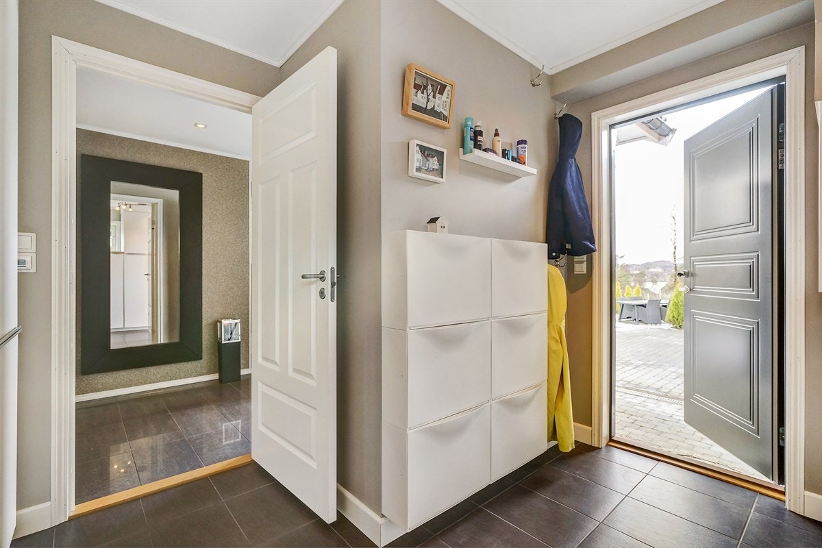 Vaskerom med utgang til hage. Galleribilde