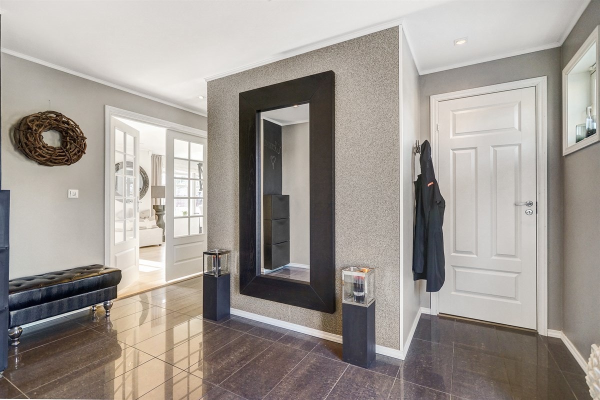 Inngangsparti med garderoberom for ytterklær. Galleribilde