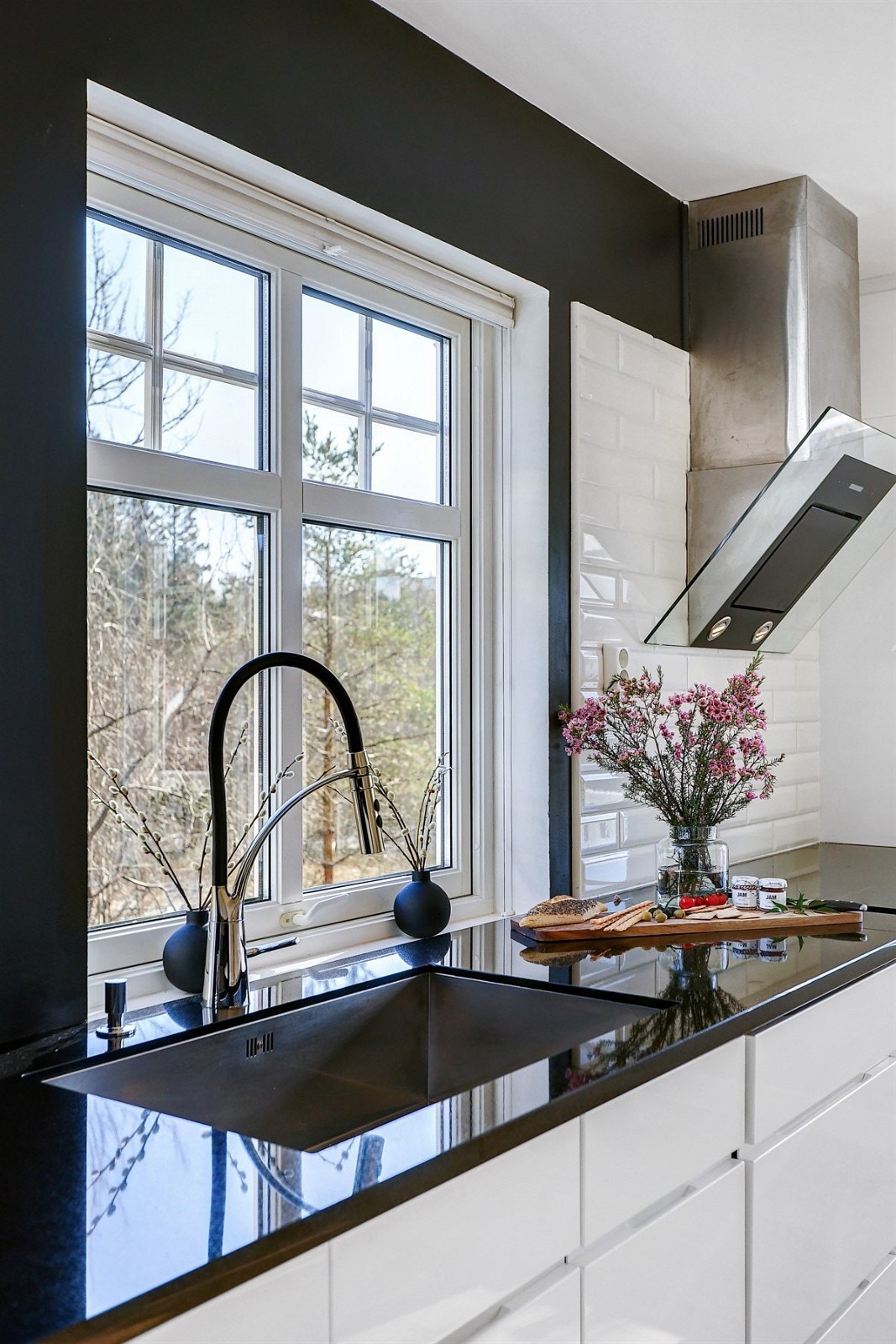 Granitt benkeplate med nedfelt stålvask med 70 cm bredde. Induksjon steketopp er 80 cm bred. Galleribilde