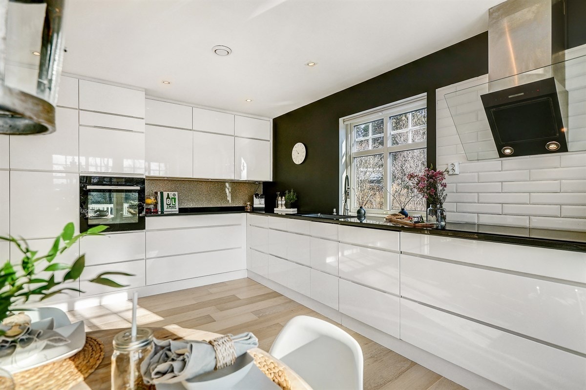 Lekkert kjøkken i hvit høyglans utførelse. Galleribilde