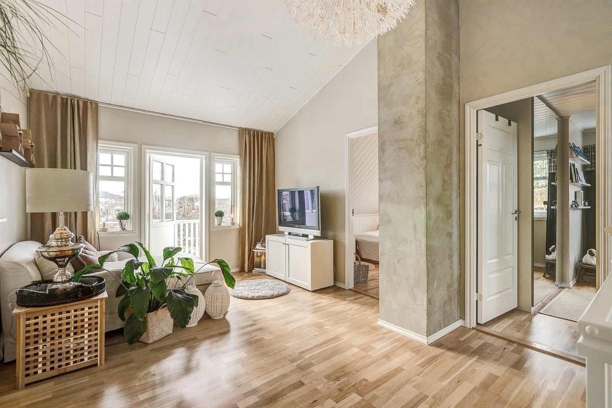 2. etg. består av 3 soverom, bad og TV stue med utg. til altan. Her er det også bod/klesoppbevaring. Galleribilde