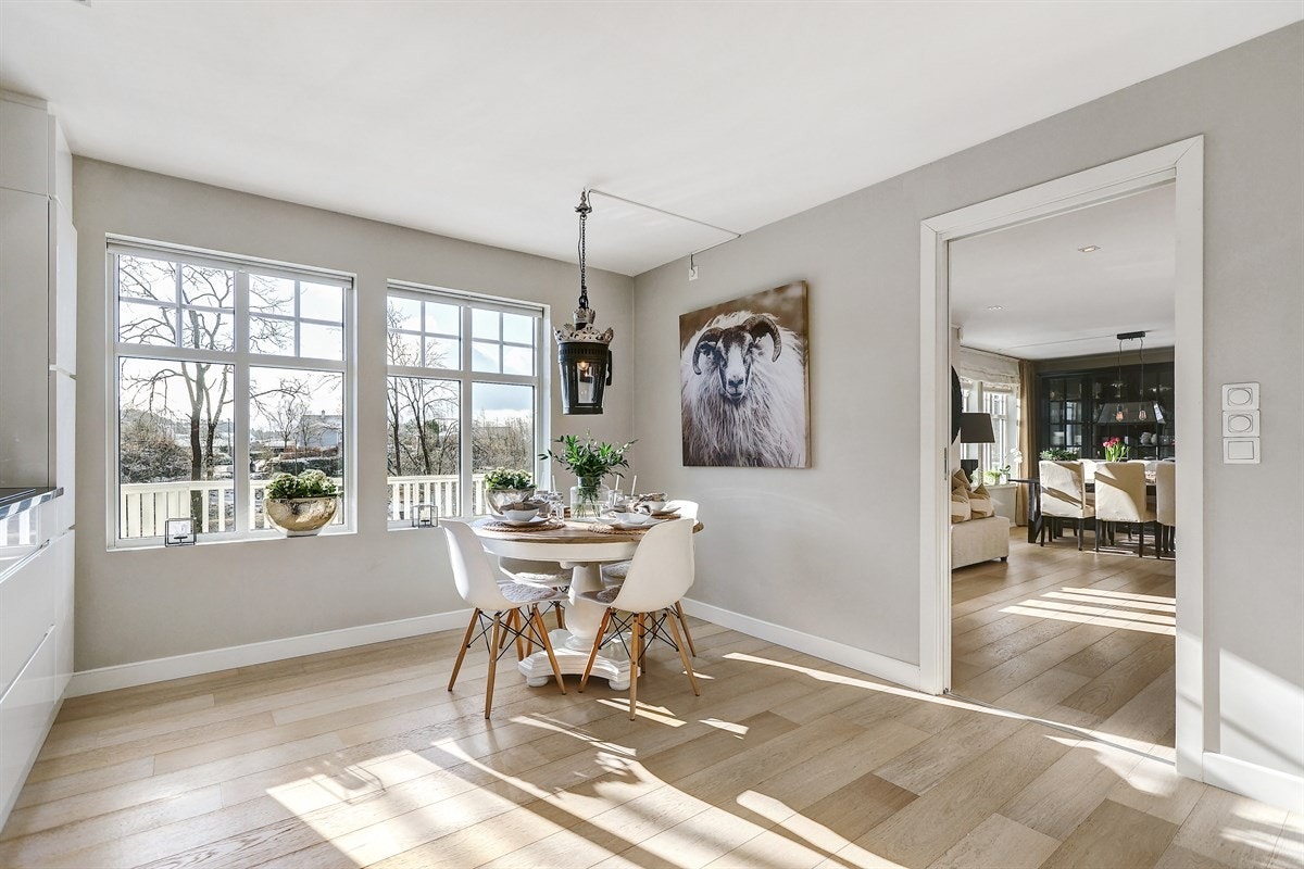 Morgensol og idyllisk utsikt ved frokostbordet. Galleribilde