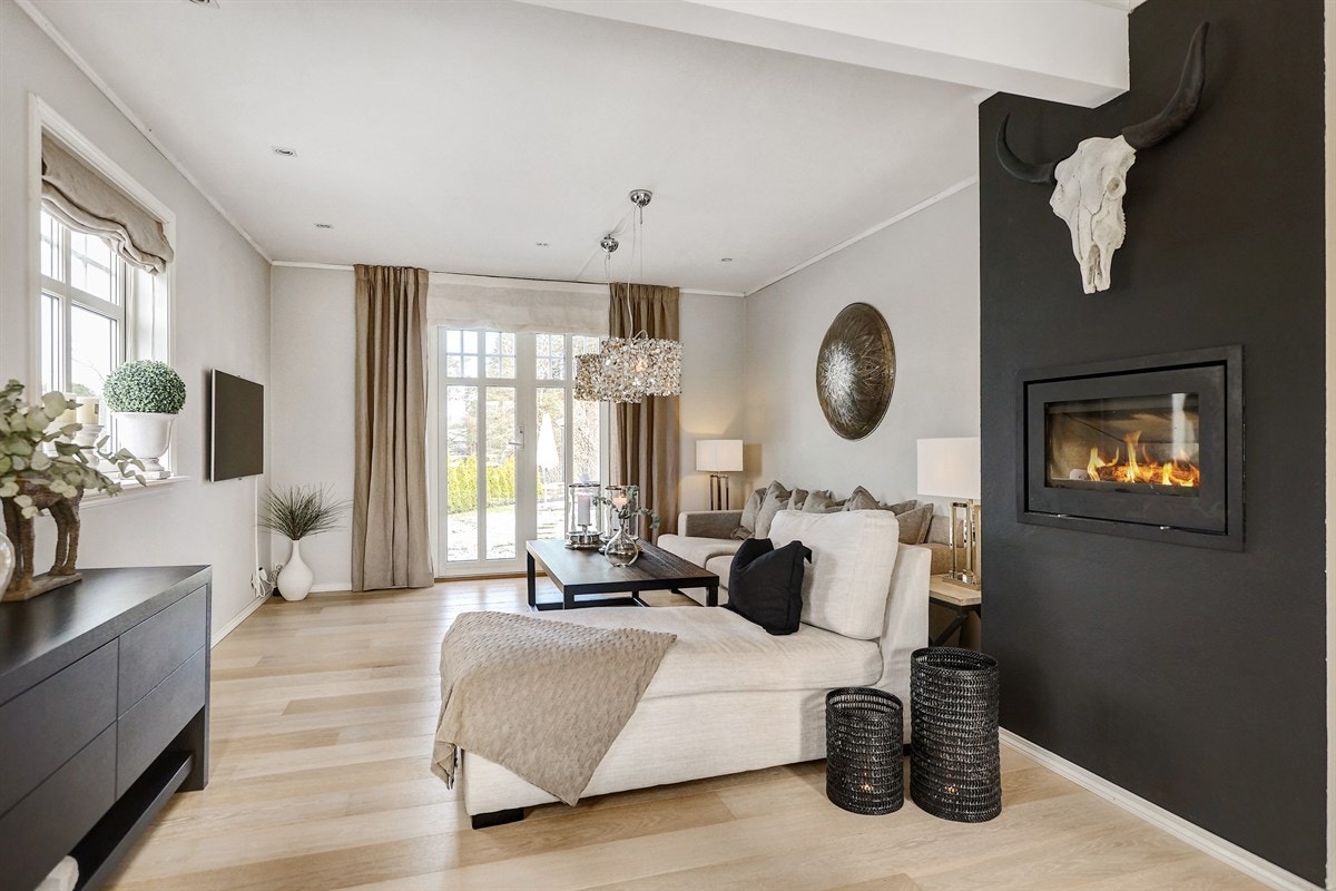 Ved sofagruppen er det utgang til usjenert og solrik hage på framsiden av boligen. Galleribilde