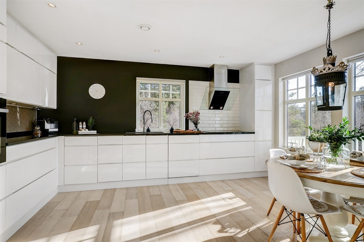 Alle hvitevarer på kjøkkenet, bortsett fra oppvaskmaskin, ble byttet i 2015. Galleribilde