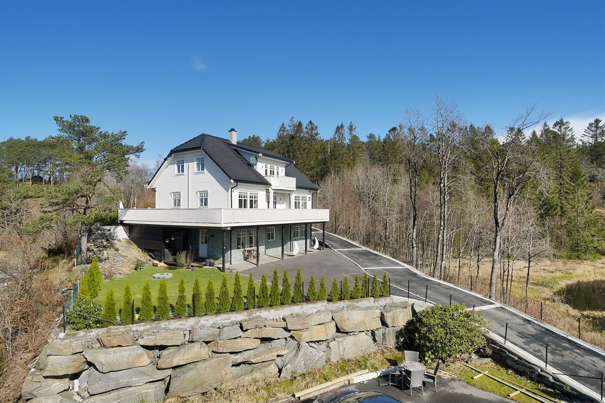 Utgang fra stuen i underetasjen med tilhørende hage sett fra naboeiendommen. Galleribilde