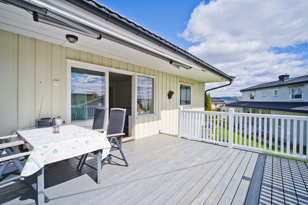 Solrik veranda med terrassemarkise Galleribilde