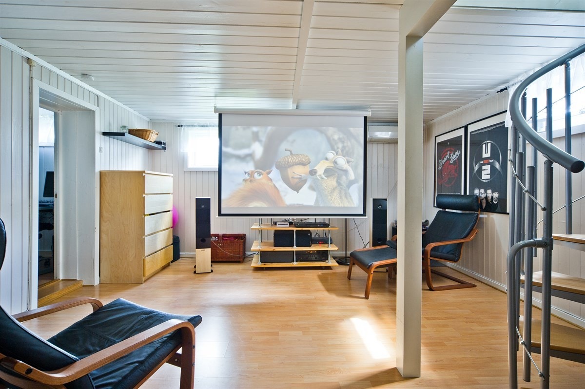 Kjellerstuen fungerer fint som multimedierom Galleribilde