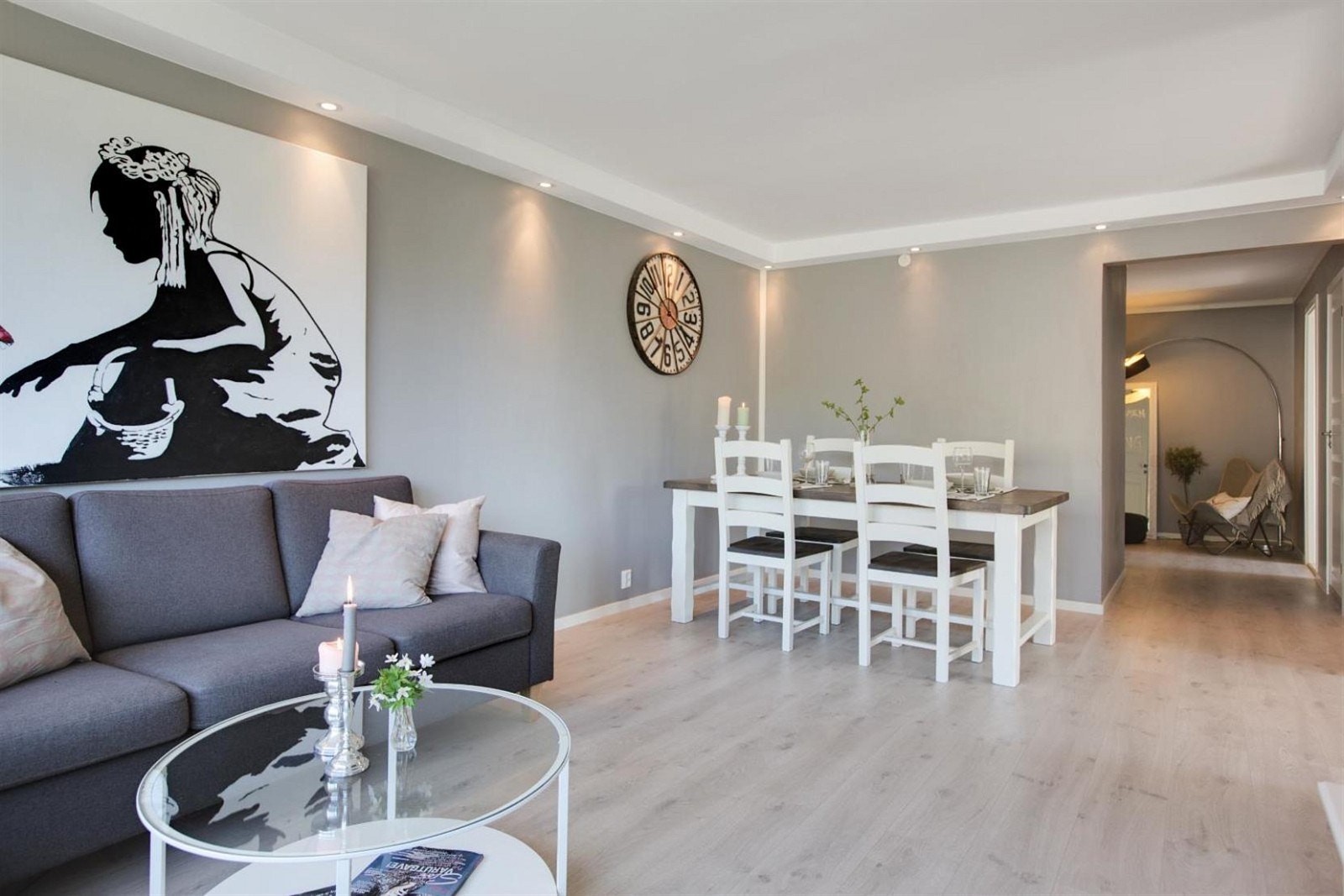 Stuen er malt i tidsriktige og moderne farger og har downlights innfelt i kasser i himling. Galleribilde