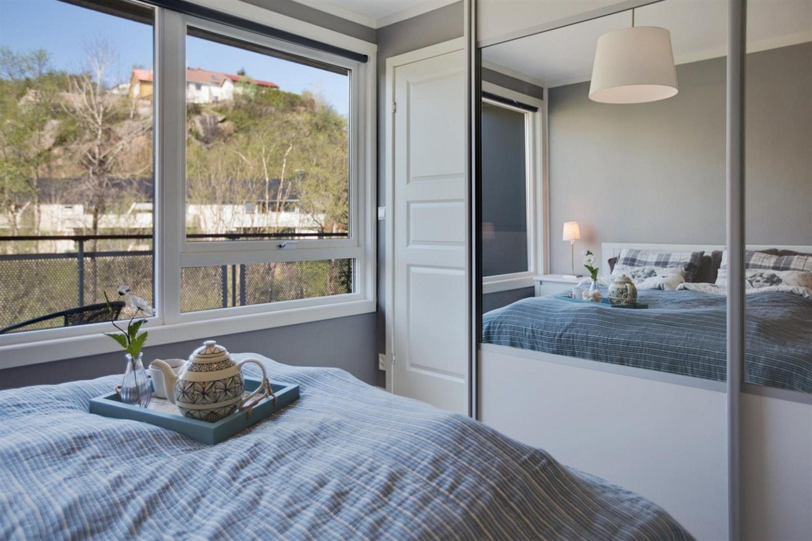 Oppbevaringsplass i stor skyvedørsgarderobe på hovedsoverommet. Galleribilde