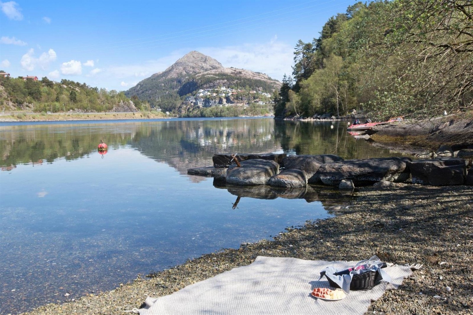 Om du ikke vil ta deg en dukkert i bassenget til borettslaget, er det bademuligheter rett ved leiligheten. Galleribilde
