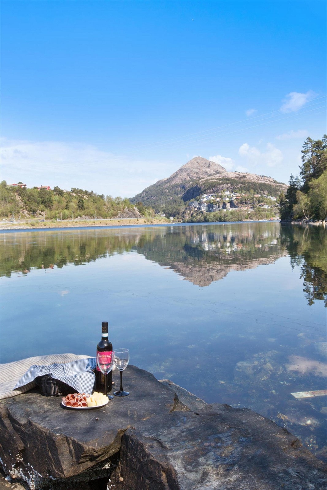 Leiligheten ligger idyllisk til med bade- og turmuligheter like utenfor døren. Galleribilde