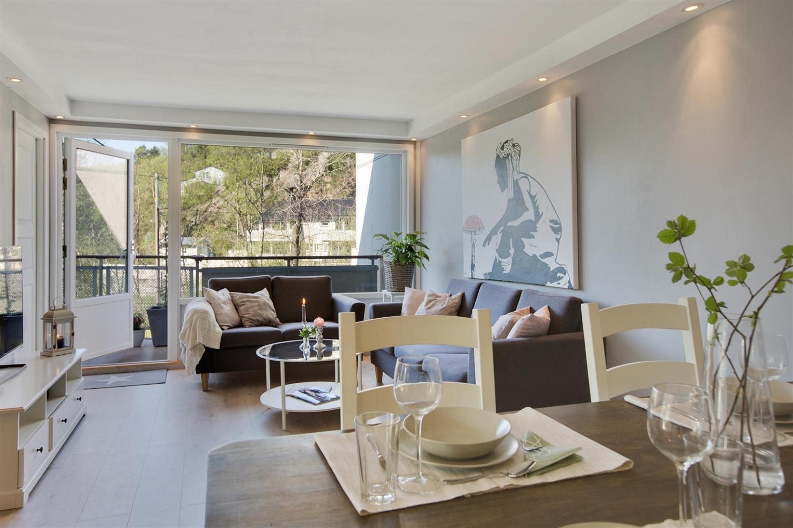 Lys stue med god plass til en sittegruppe og spisebord. Galleribilde