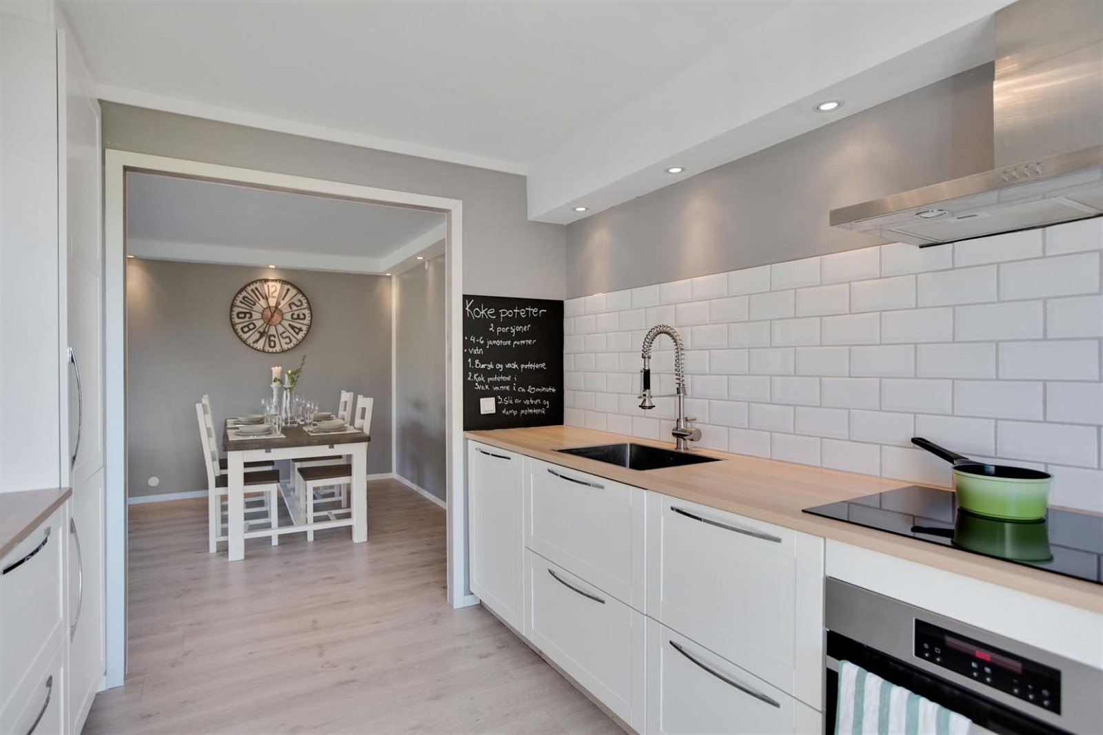 Pent kjøkken med god skap- og benkeplass. Galleribilde