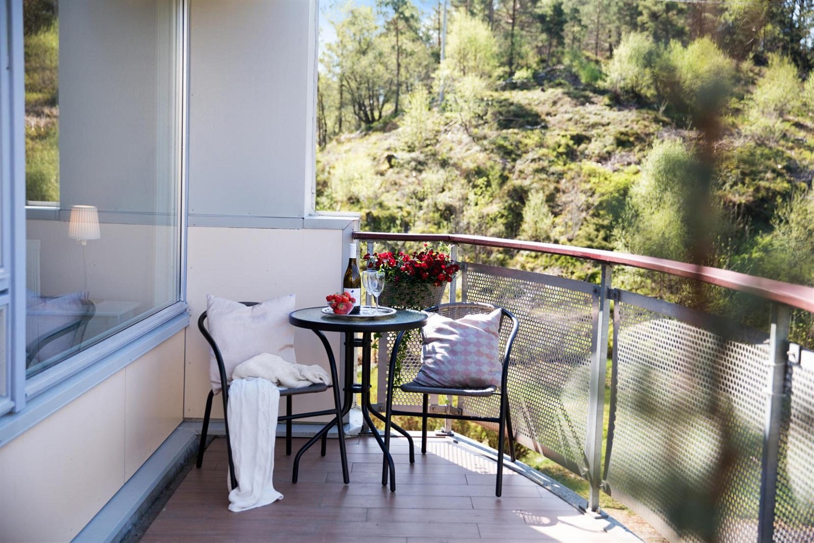 Vestvendt terrasse på 9.8 kvm. Her kan man sitte usjenert å nyte ettermiddagssolen. Galleribilde