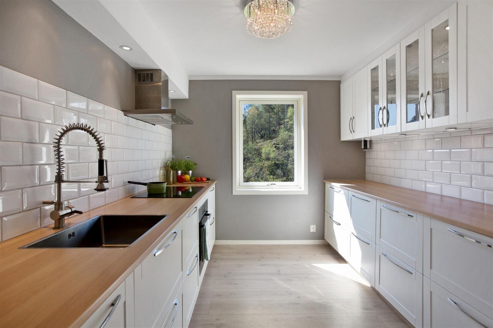 Ny IKEA kjøkkeninnredning i 2015, profilerte fronter, takhøy innredning, to overskap med glassfronter. Galleribilde