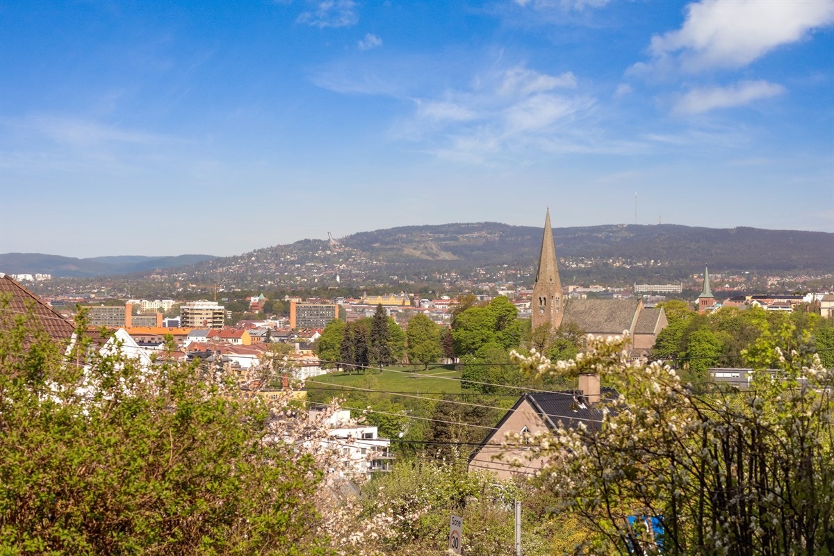 Leiligheten og balkongen er vestvendt, noe som betyr at du har sol hele ettermiddagen og kvelden. Herfra kan du se ut over Oslo by og helt bort til Holmenkollen. Galleribilde
