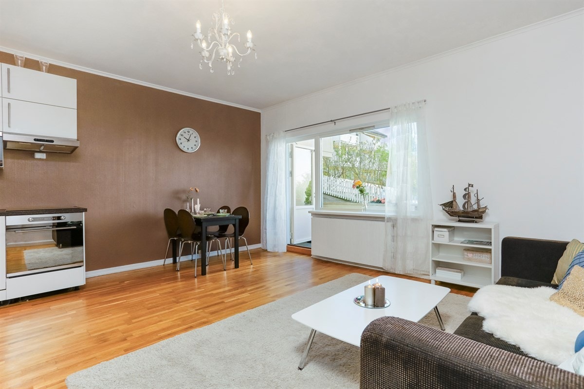 Stuen er svært romslig og byr på plass både til sofagruppe, spisebord og tv-benk. Galleribilde