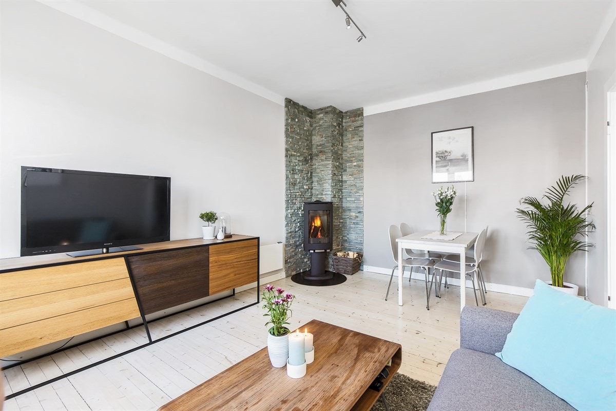 Stuen har god plass til både sofa og spisebordsgruppe. Galleribilde