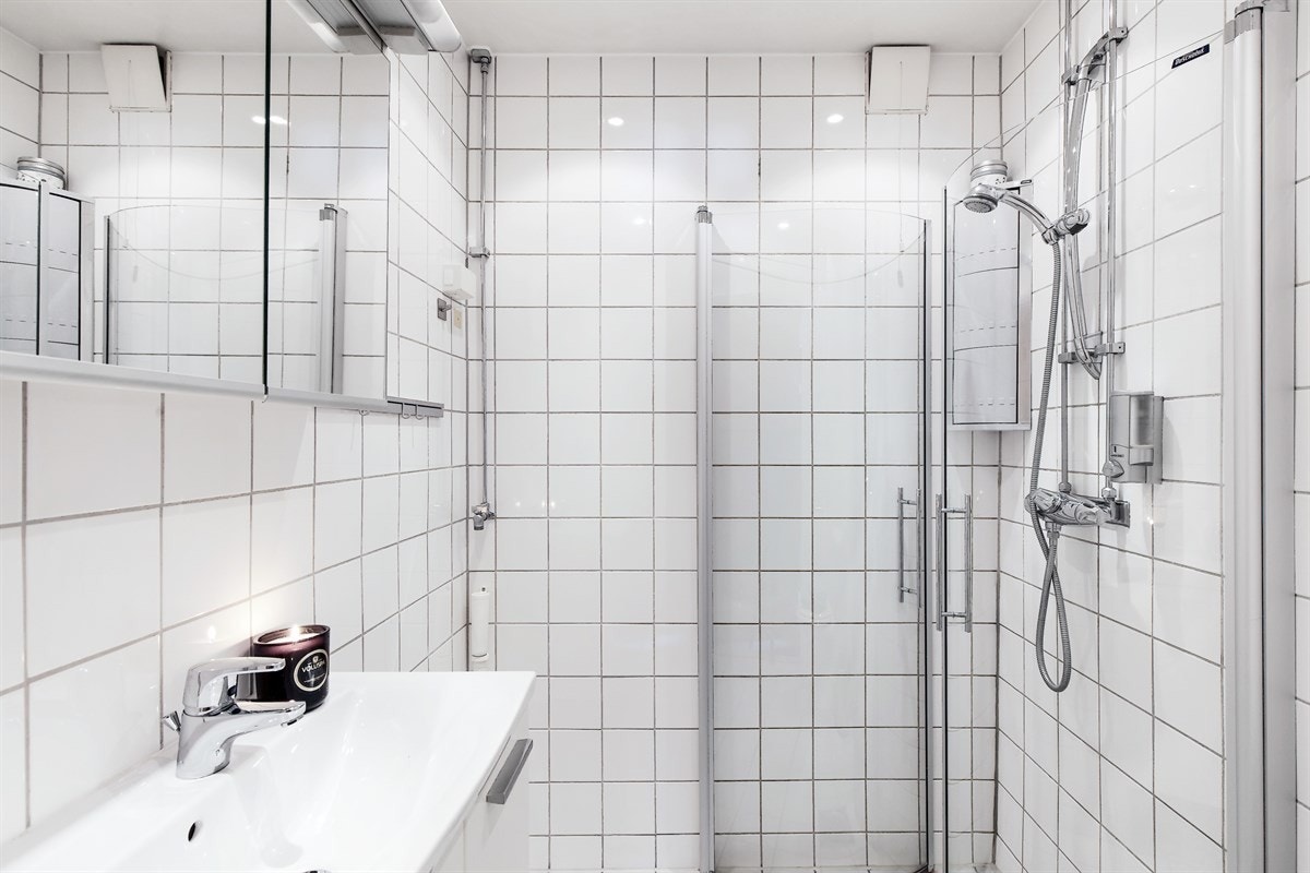 Lyst og pent bad med opplegg for vaskemaskin. Galleribilde
