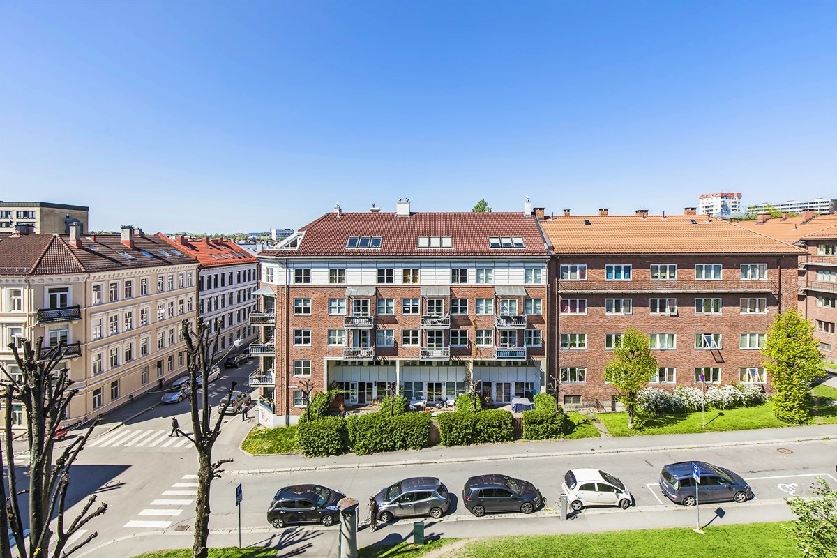 Utsikt fra balkongen. Har du el-bil kan du ved lade og parkere rett utenfor adressen ved ledig anledning. Galleribilde