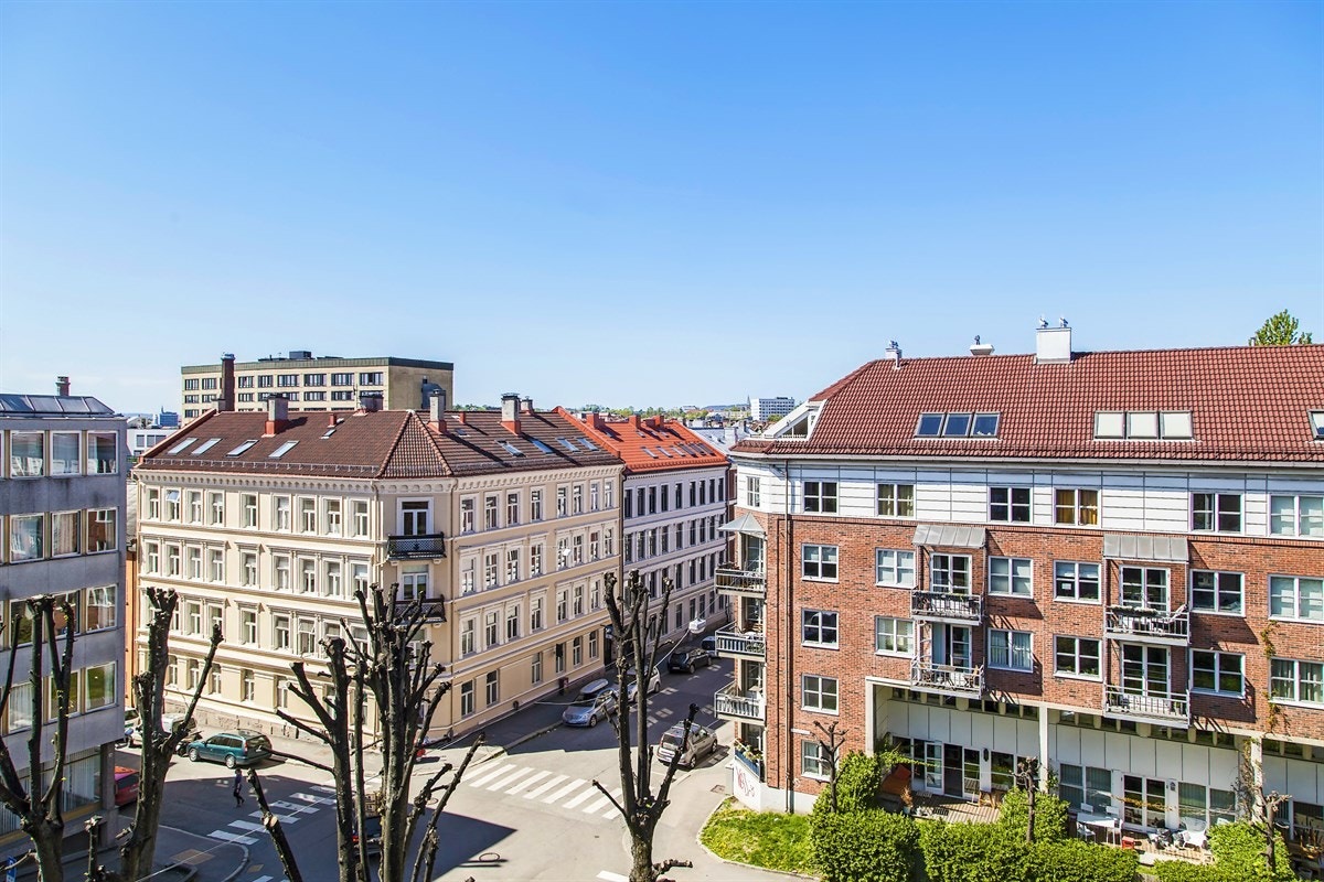 Balkongen har en usjenert utsikt og vender mot vest, her har du gode solforhold. Galleribilde