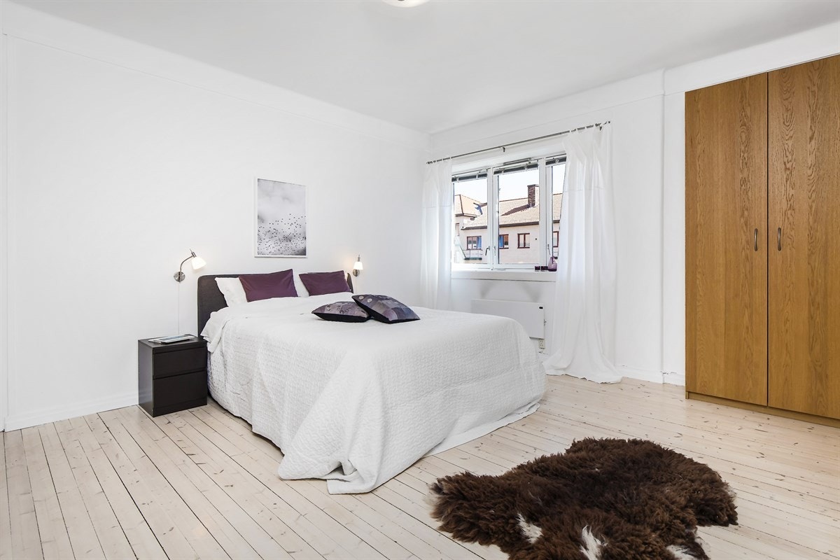 Soverommet har god plass til bred dobbeltseng. Galleribilde