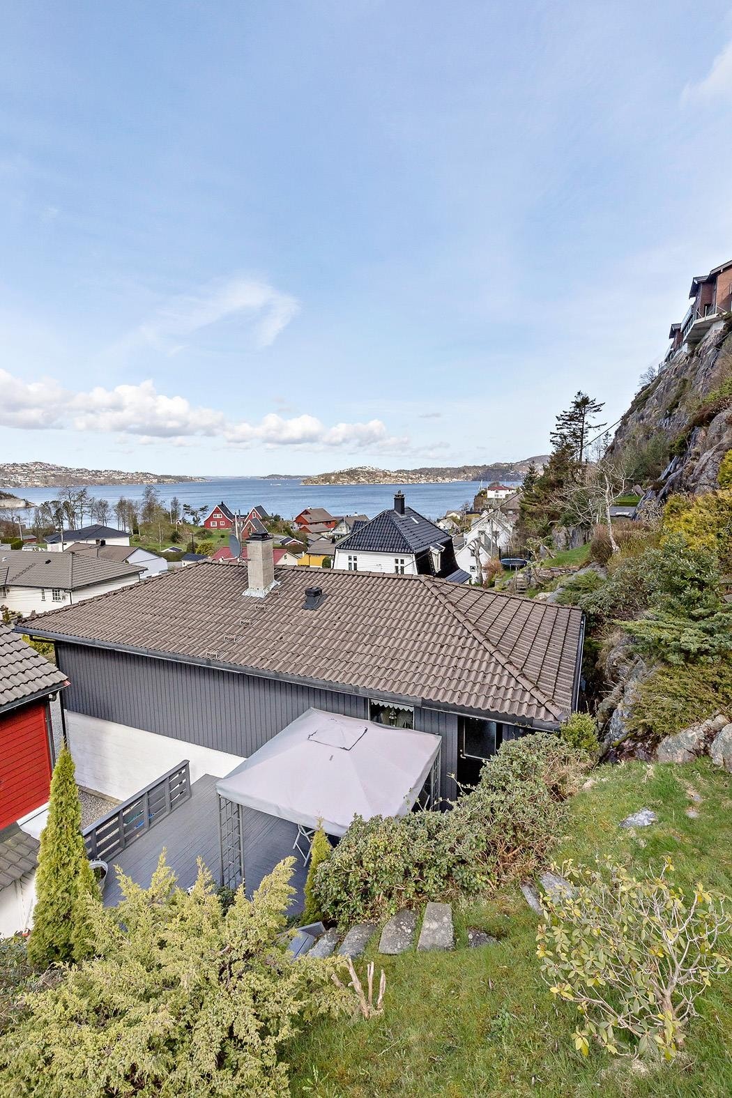 På baksiden av huset er det sti opp til skjermet uteområde Galleribilde