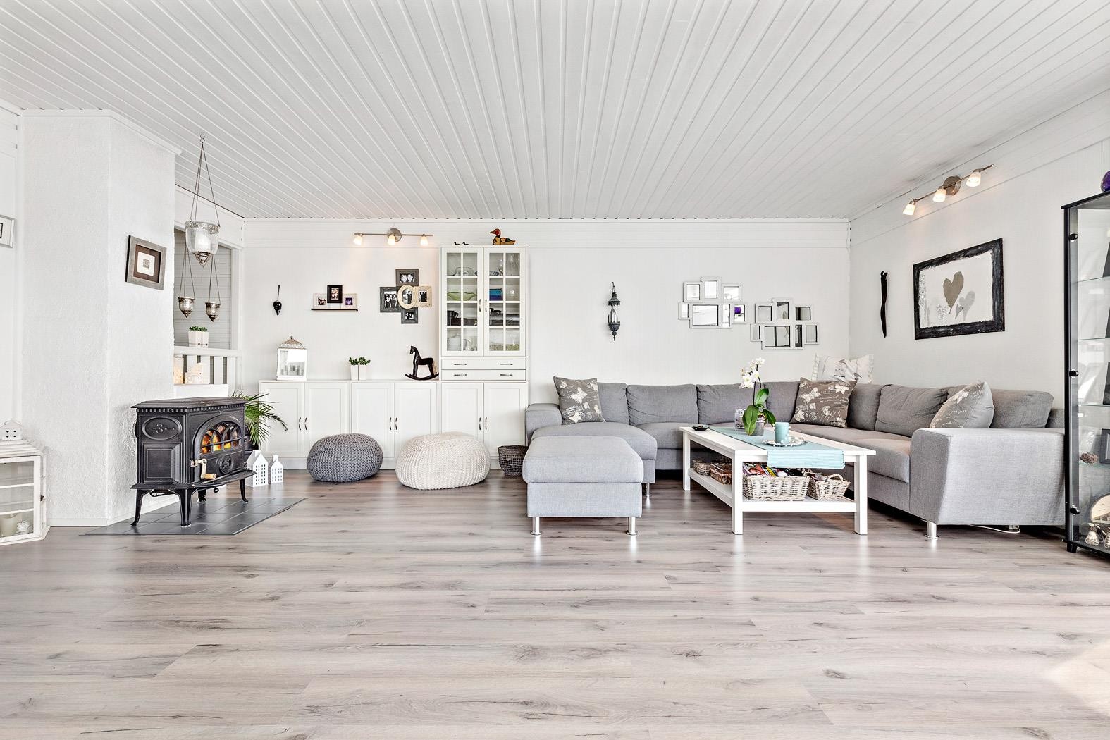 Det er laminat på gulv og malte vegger. Koselig vedovn Galleribilde