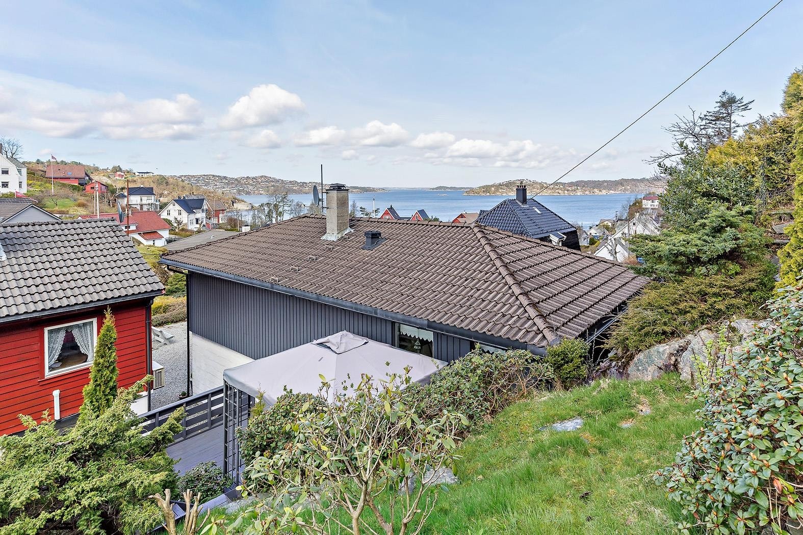 Terrasse på sørsiden av huset Galleribilde