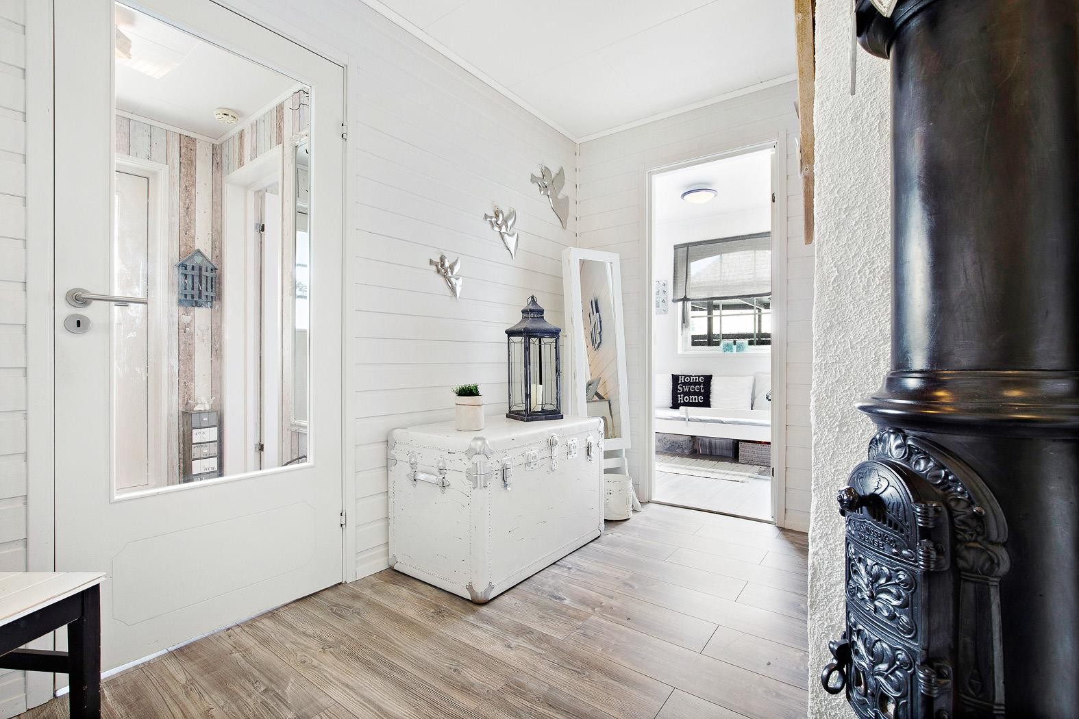 Fin gang i 1.etg. med vindfang til venstre, hvor dør fører videre til vaskerom Galleribilde