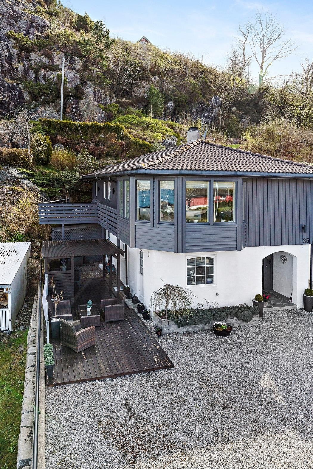 Pen enebolig med nydelig sjøutsikt, dobbel garasje og 3 terrasser Galleribilde