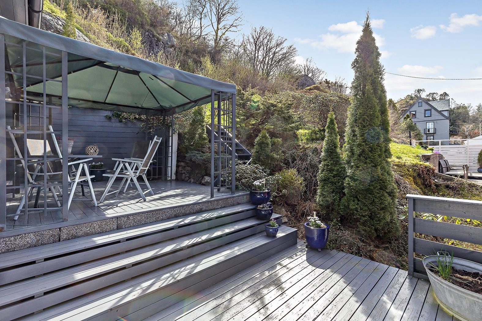 Terrassen har direkte adkomst fra kjøkkenet, og passer perfekt til formiddagskaffen Galleribilde