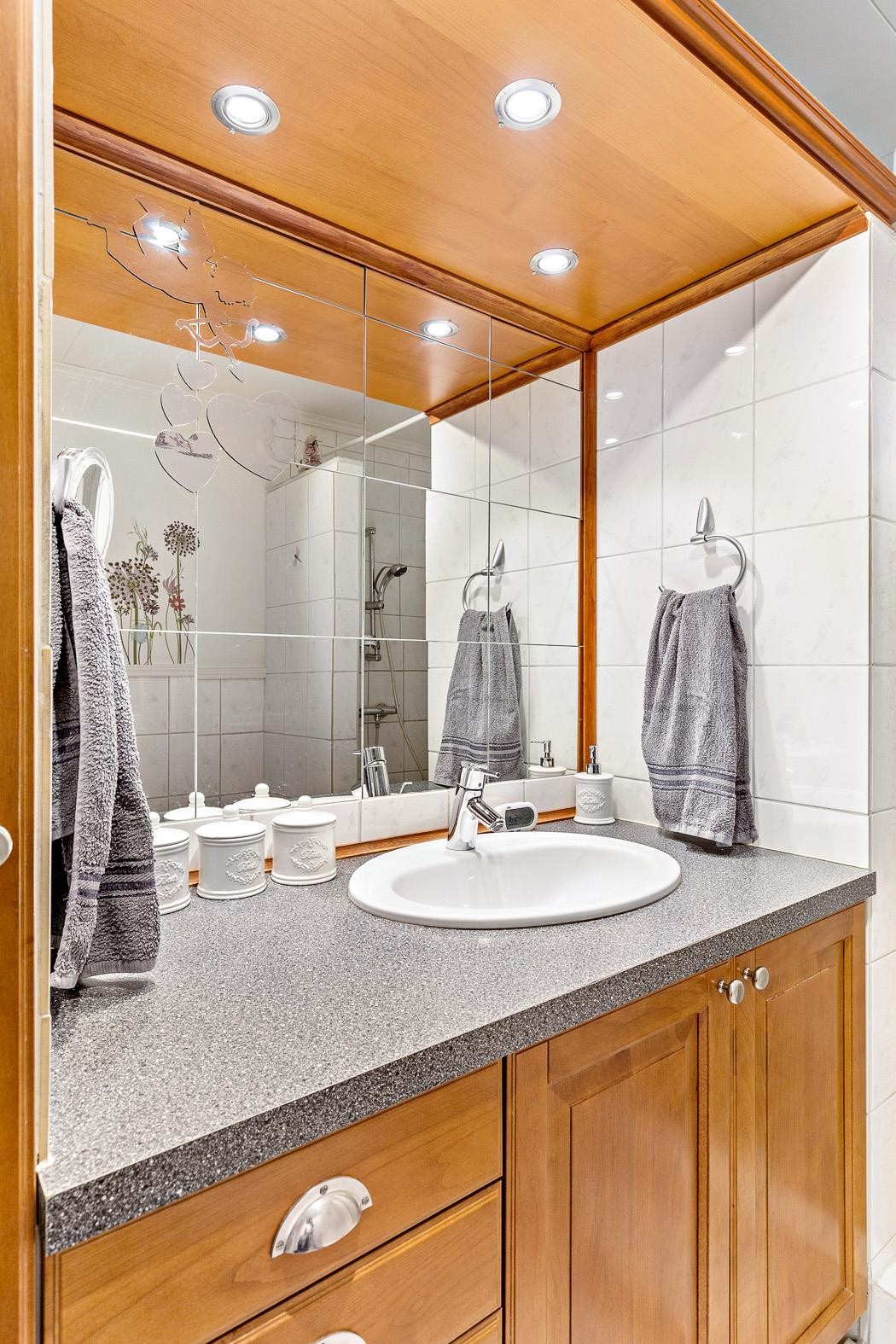 Pen baderomsinnredning med fint overlys Galleribilde