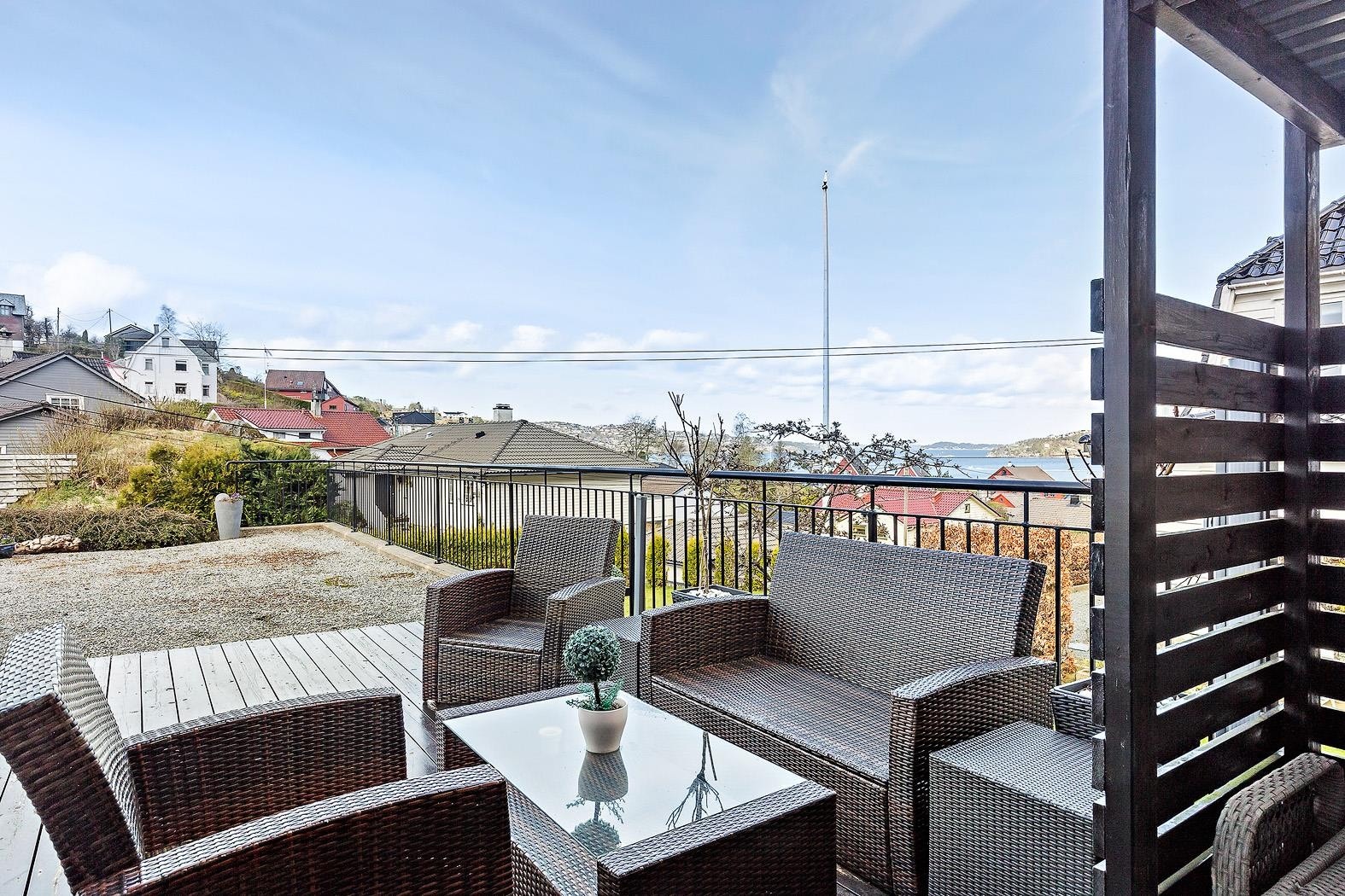 På markterrassen sitter man skjermet og kan nyte solen og den flotte utsikten Galleribilde