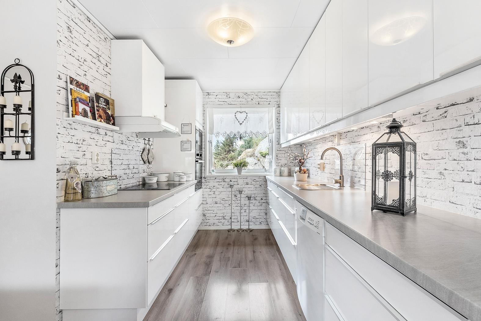 Pen, høyglanset innredning fra Ikea og integrerte hvitevarer Galleribilde