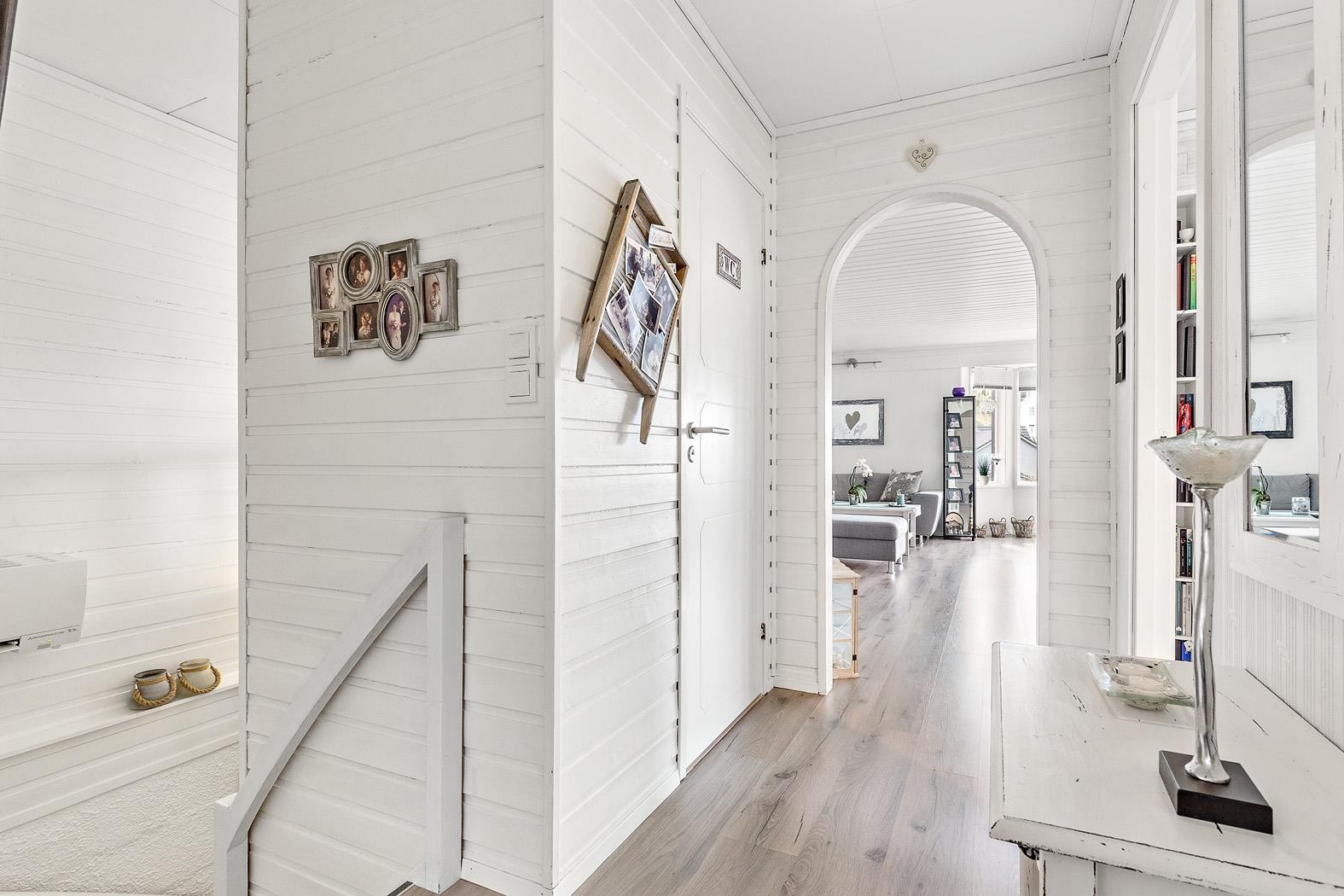 Gang i 2.etg. med trapp ned til 1.etg. Galleribilde