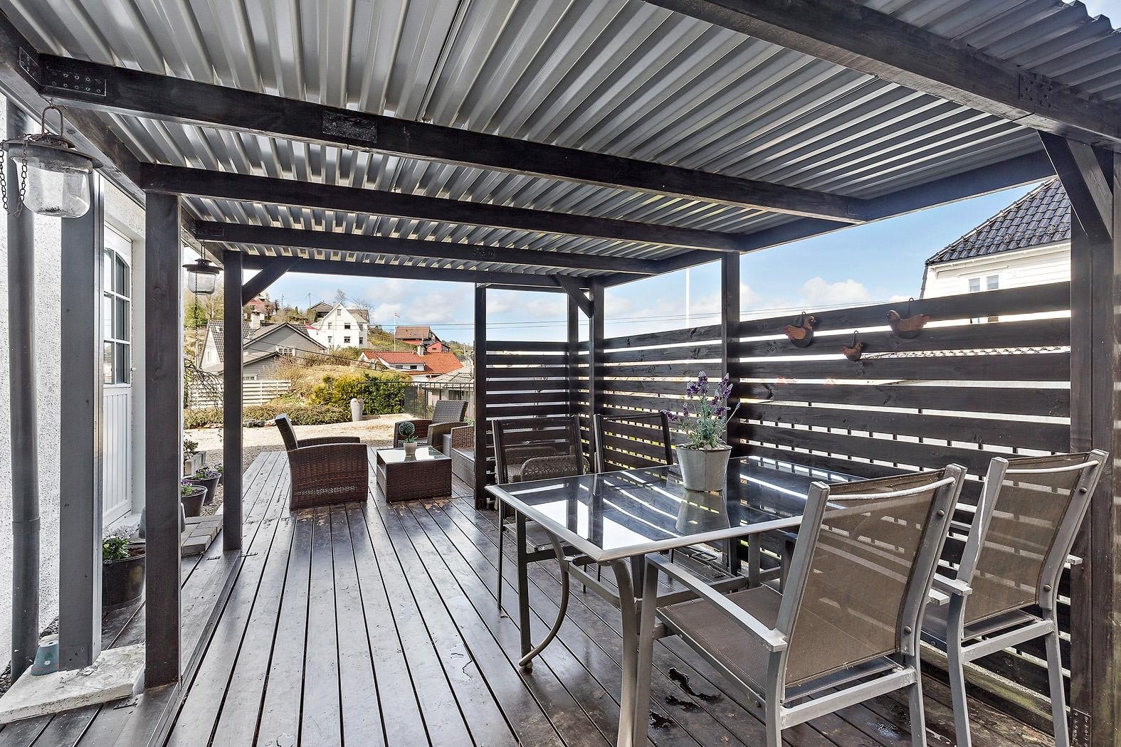 Lun og god, overbygget uteplass på nordsiden Galleribilde