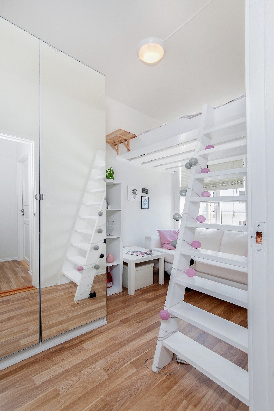 4. etg - privat rom nr 1 - ca 6 m2 + høy seng 120x180, IKEA PAX garderobe 100x60x236 m/speildører. Galleribilde