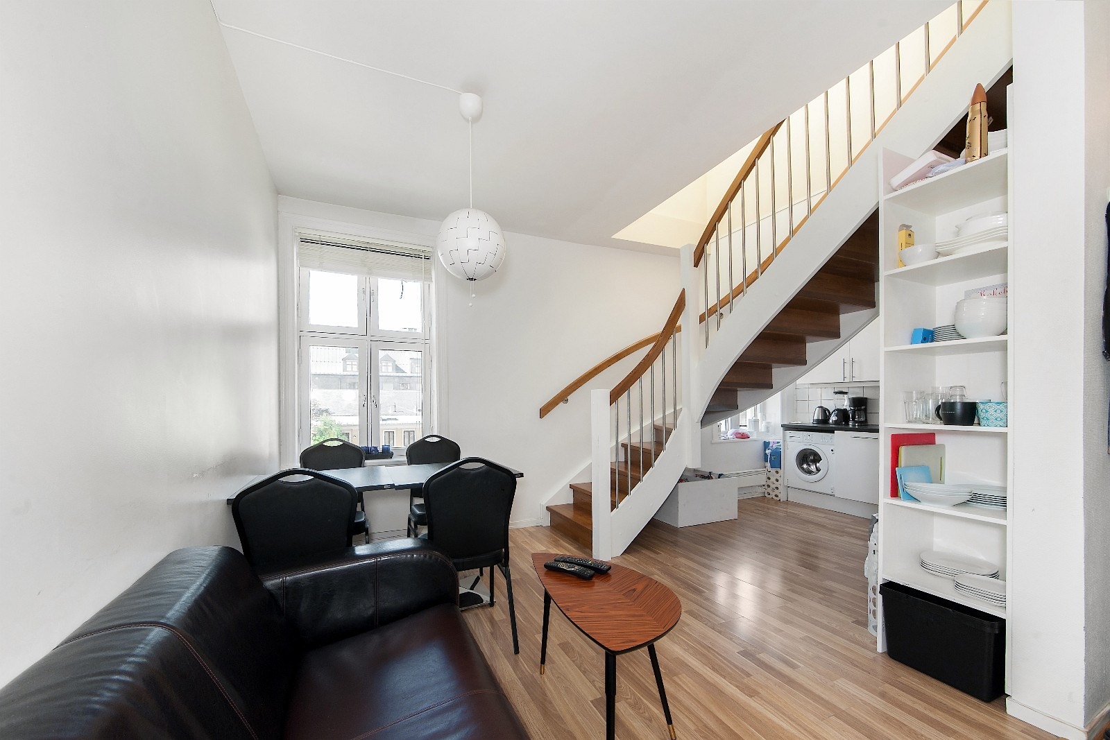 4. etg - spise-/TV-stue m/kjøkken i bakgrunnen og trapp opp til 5. etg. NB! Veggen til venstre er revet til fordel for større stue. Du kan få tilsendt video som viser dette, og annonsen blir snart oppdatert med nye bilder. Galleribilde