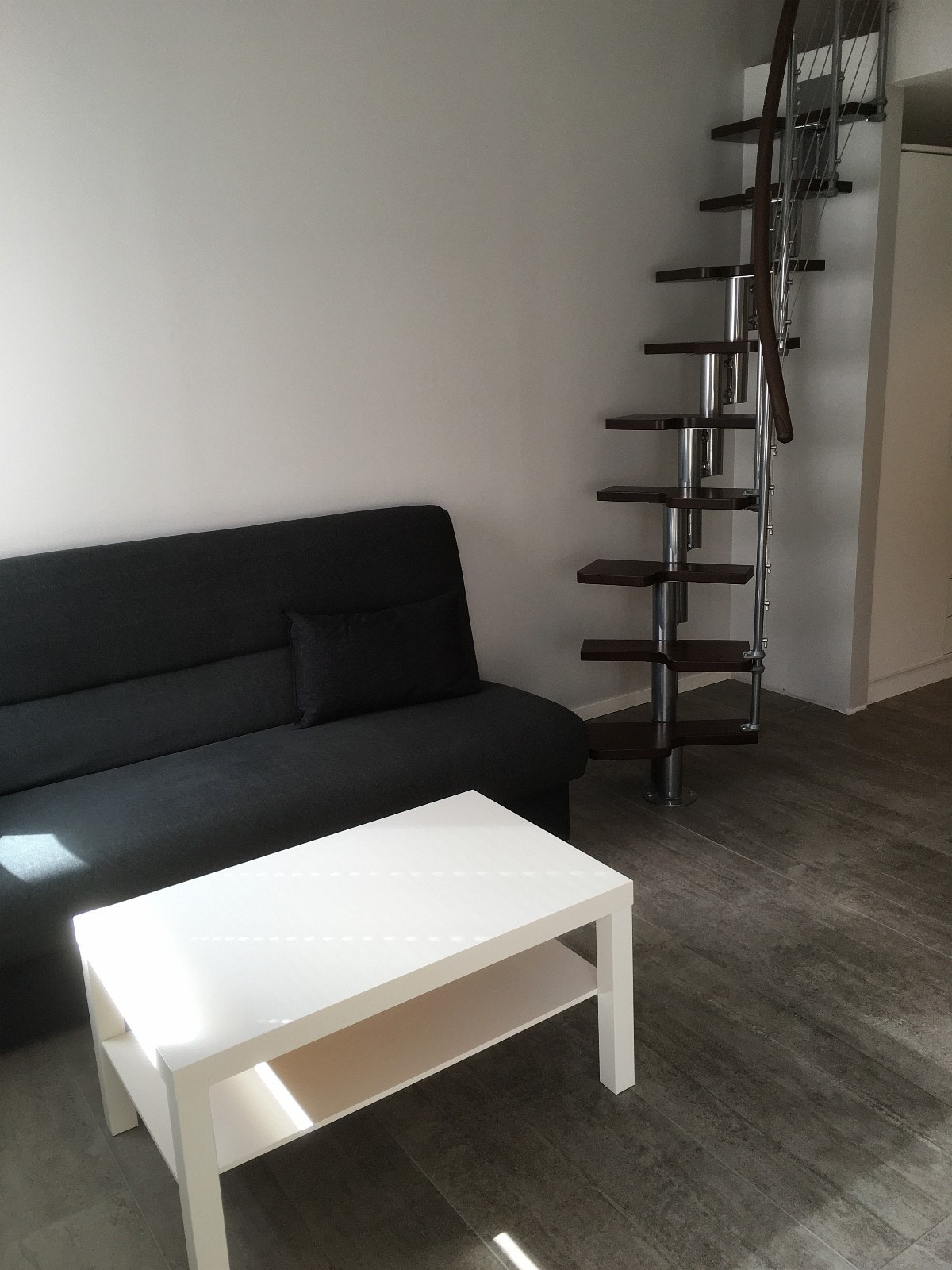 Sofa krok, trapp opp til romslig sovehems ( stor dobbelseng ) Galleribilde