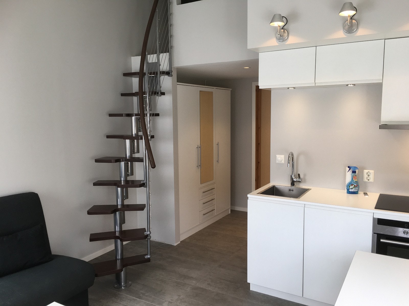 Trapp til sovehems, skap inngang Galleribilde